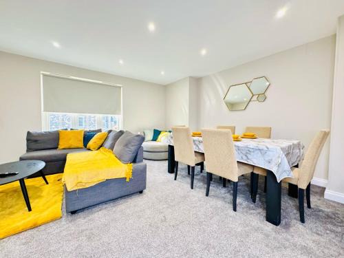 Your Thetford Getaway- Spacious 2 Bedrooms WiFi Accommodates 6 Guests