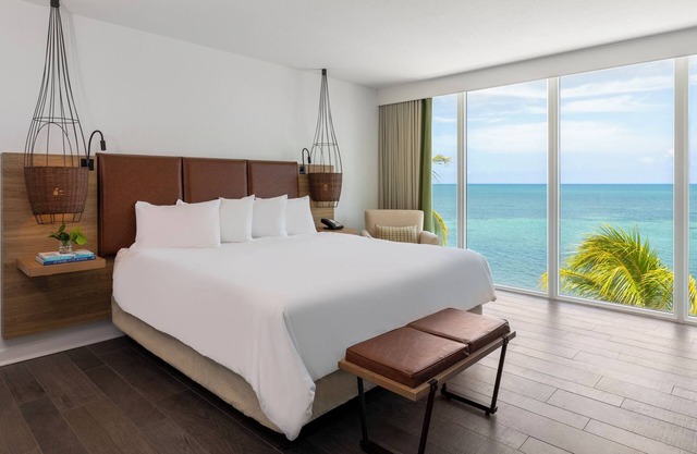 Your Tropical Home in Islamorada! Pets Allowed, Swimming Pool, Beach!