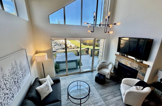 Your Ultimate Mountain Retreat! 2 Bedroom, 3 Bath Condo in Park City w/hot tub