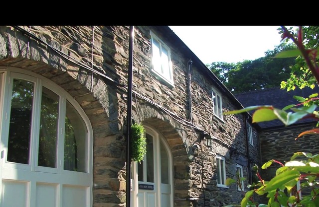 YR HEN HOFEL - sleeps 2 guests in 1 bedroom, Nr, Bala, Snownoia