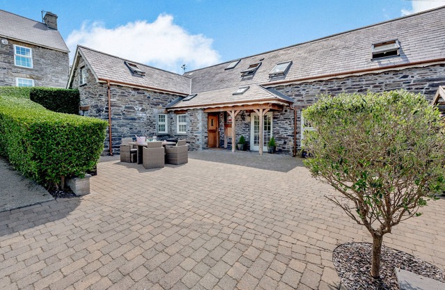 Ysgubor Uchaf, NEWCASTLE EMLYN