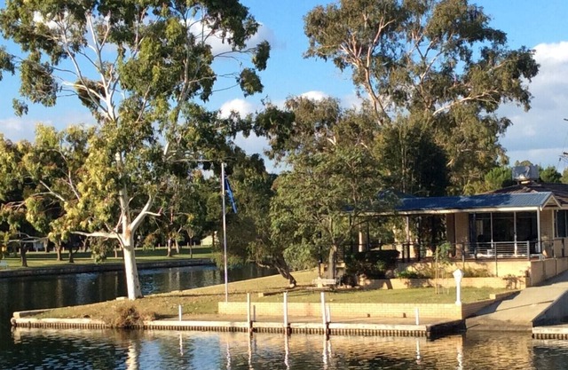 Yunderup Waterside Retreat: disfrute relajándose con vistas al agua, paseando en bote o pescando