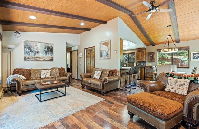 Zephyr Cove Tahoe House en las colinas con vistas al lago!