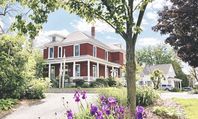 Saint-Marc-sur-Richelieu Casa | À 30 Minutes de Montréal, Magnifique Centenaire, Avec Accès Privé à la Rivière