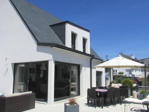 Etel Villa | Étel : Maison moderne 5 pièces avec jardin clos et Wifi - FR-1-479-207