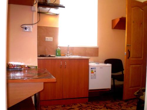 Mykolaiv Apartamento | НЕБОЛЬШАЯ СТУДИЯ центр Николаева на Соборной-Макарова Макдональдс диван и кресло 2 этаж Wi-Fi