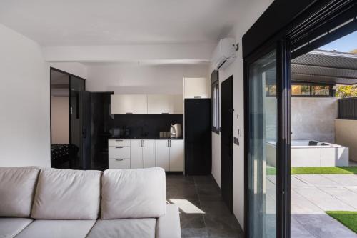 Kiryat Motzkin Apartamento | סויטת גן עם גקוזי יש מקלט ליד הדירה