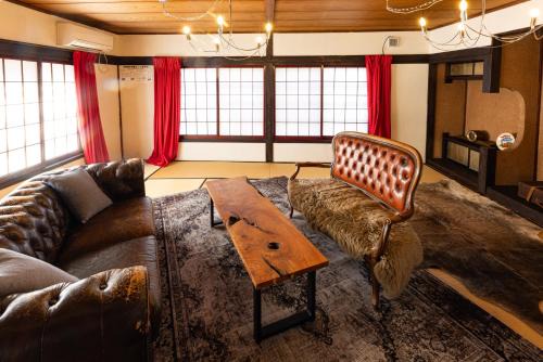 Komoro Casa | 小グループ専門貸切一軒家 パーティーOK観光スポット徒歩圏内 小諸駅歩2分揚羽屋 Specializing in small groups, Party OK, Walking to tourist spots, Vacation Rental House 2 min from Komoro sta