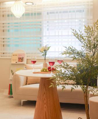 Yeonnam-dong Apartamento | 홍대ㆍ공항철도 STAY h #올리모델링#홍대입구역 도보9분#연트럴파크3분#짐보관# 6인#호텔침구#각방에어컨#무료와이파이#세탁건조기#교통최고