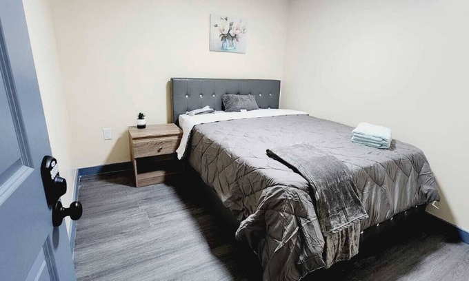 Primos Secane Casa | #07 Basement Room With Queen Bed + TV in Angora