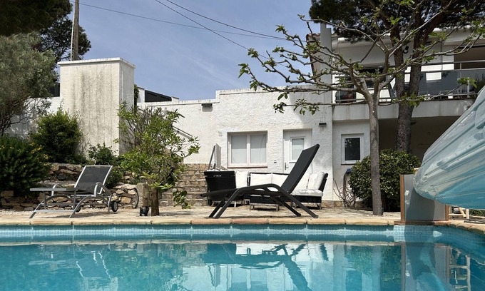 Llanca Casa | 099 Alquiler Casa cerca de la playa con jardín y piscina privada zona tranquila