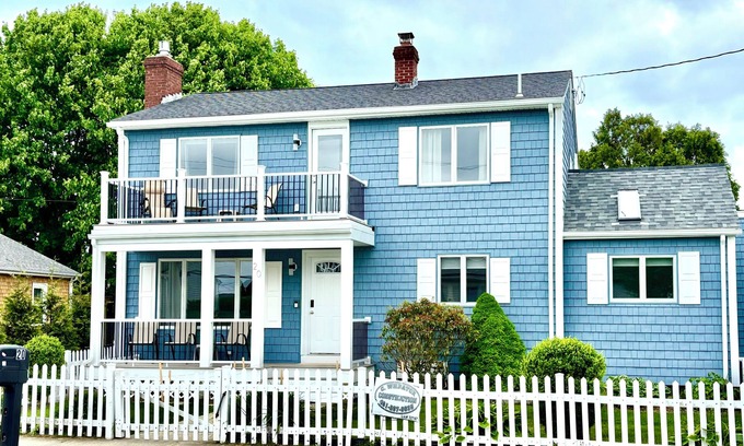 Narragansett Casa | A pie de playa - vistas al mar! Aire central, ropa de cama / toallas de baño incluido!