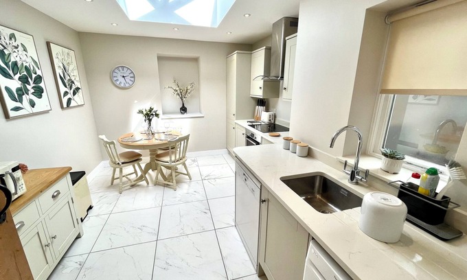 Child Okeford Cabaña | 1 APLANDS, character holiday cottage, with open fire in Child Okeford