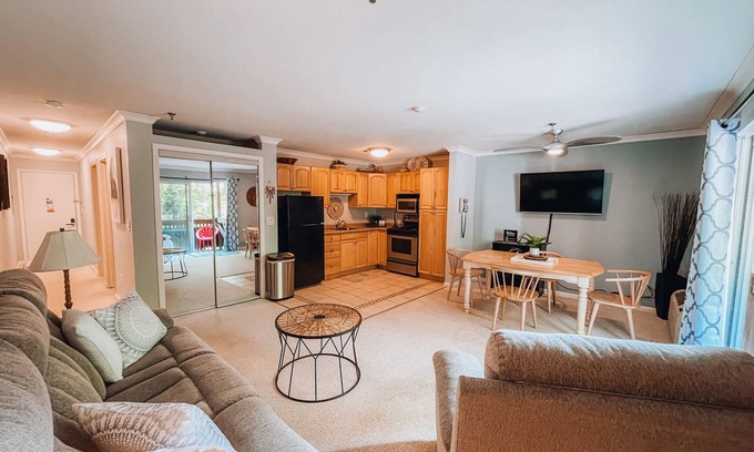 Gilford Condominio | 1 Bdrm Lake condo across from Paugus Bay, shopping, pool, & dining!