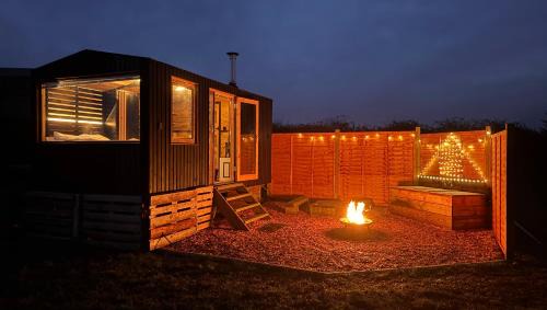 Mortehoe Casa | 1 Bed Cabin - Sleeps 2 - Pets - Garden - Parking