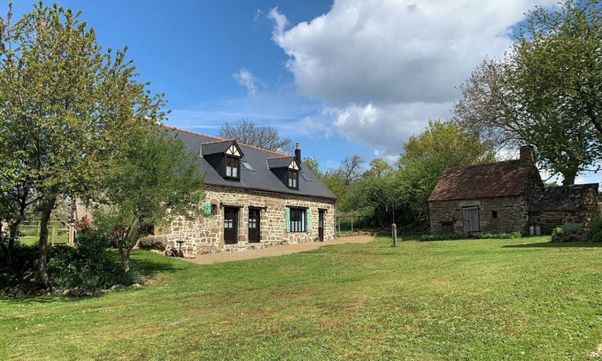 Andaine - Passais Cabaña | 1 Bed Cottage - Sleeps 2 - Garden - Parking - Wifi