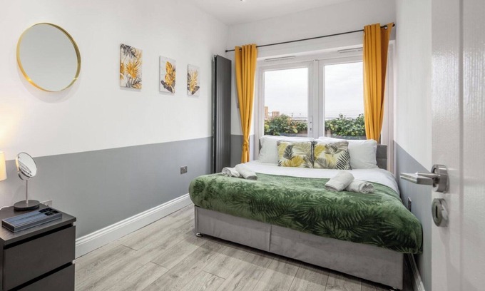 College Park and Old Oak Casa | 1 Bed Flat - Sleeps 3 - Parking - Wifi