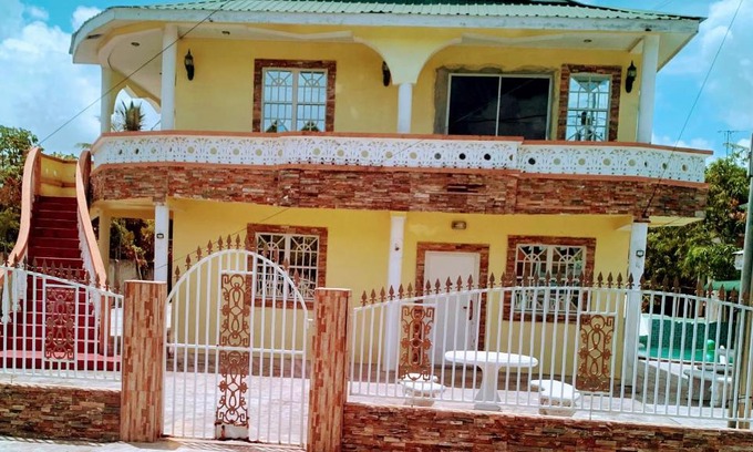 Georgetown Casa | 1 Bed Villa - Sleeps 4 - Pool - Parking - Wifi