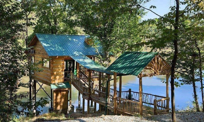 Jackson Cabina | 1 DORMITORIO 1 BAÑO, ÁRBOL-CABINA POR UN LAGO PRIVADO DE 20 ACRE