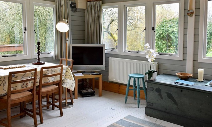 Ebbesborne Wake Cabaña | 1 bedroom accommodation in Broad Chalke, near Salisbury