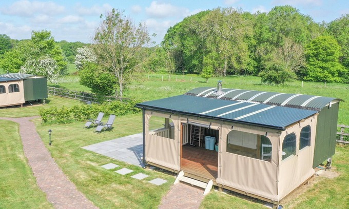Alresford Cabaña | 1 bedroom accommodation in Bighton, near Ropley