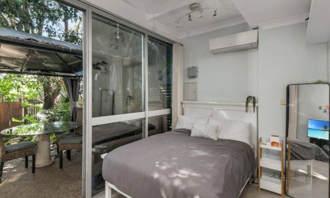 Portsmith Apartamento | 1 Bedroom Apartment, Private Courtyard.