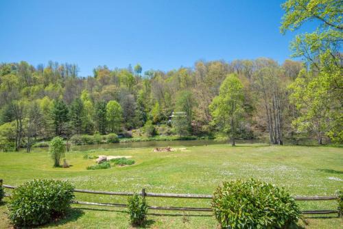 West Jefferson Casa | 1 Bedroom Cabin Overlooking New River- Sleeps 4, Dogs OK, Fire Pit & More