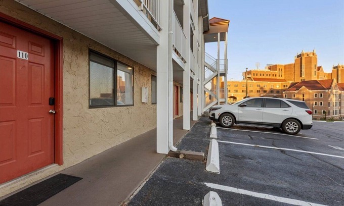 Tallahassee Condominio | 1 Bedroom Condo Shadowing Doak Campbell Stadium