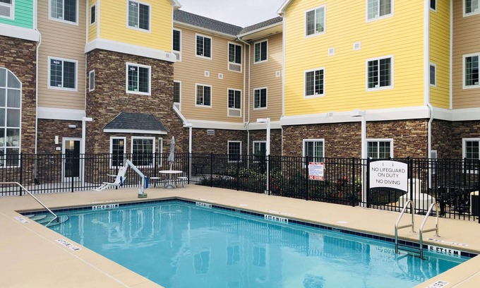 Lakeland Condominio | 1 Bedroom | Free Breakfast Buffet. Outdoor Pool