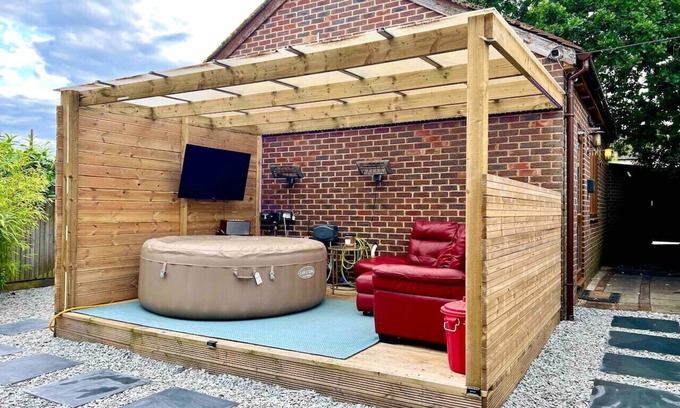 London Borough of Bromley Casa | 1 Bedroom home with hot tub & private garden