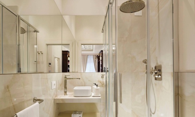 Sant' Ambrogio Apartamento | 1-Bedroom Luxury Apartment 'The Traveler' at Palazzo Portinari Salviati