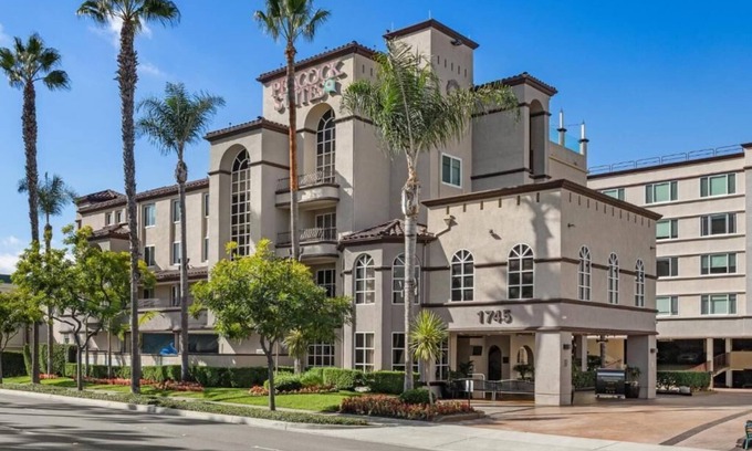 Southeast Anaheim Apartamento | 1 Bedroom Suite @ Peacock Suites April 5th - 12th. Enjoy Disney land!