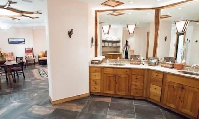 Lake Placid Complejo | 1 Bedroom Suite-The Whiteface Lodge-fireplace-Pool