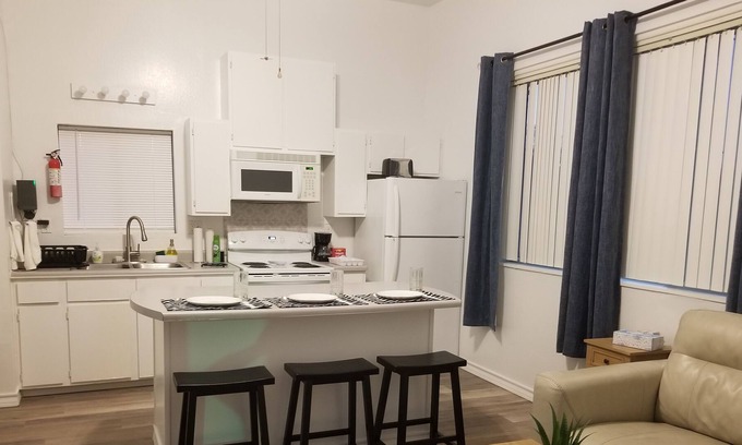 Lakeview Apartamento | 1 Bedroom unit with a full kitchen and living room