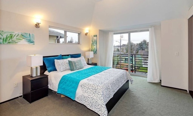 Alki Casa | 1 block from the Beach! Clean&Modern 3BR Townhouse