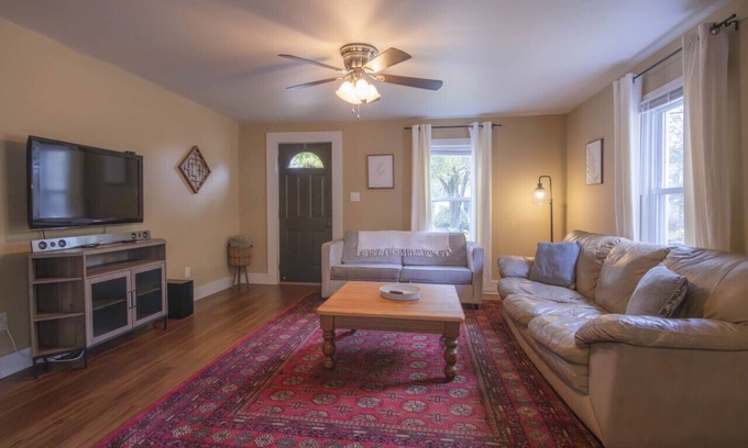 Queensbury Apartamento | 1-BR Gem Near Downtown & Nature Escapes