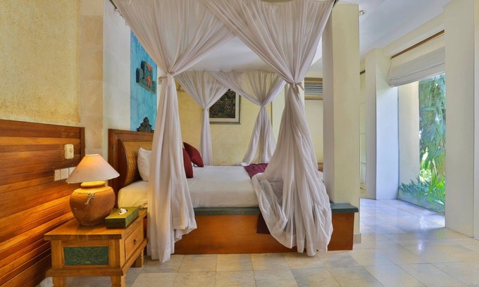Penatih Villa | 1 BR Villa cerca de Ubud con una piscina privada y una sala de estar con desayuno incluido