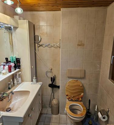Vernayaz Casa | 1 chambre jaune dans une maison privé