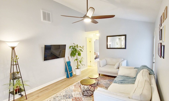 Owensboro Casa | 1 King Bed + 1 Queen Bed + 2 Full Bathrooms Kitchen + Laundry Room + Patio