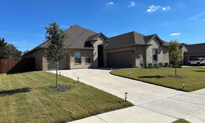 Midlothian Casa | 1 Level Almost Brand New 3-Bed in Midlothian. Secure/Safe Neighborhood!