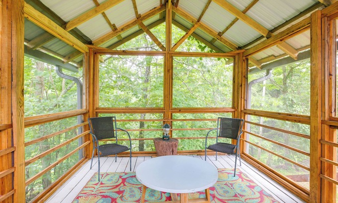 Glouster Casa | 1 Mi to Burr Oak Lake: Home w/ Deck & Patio!