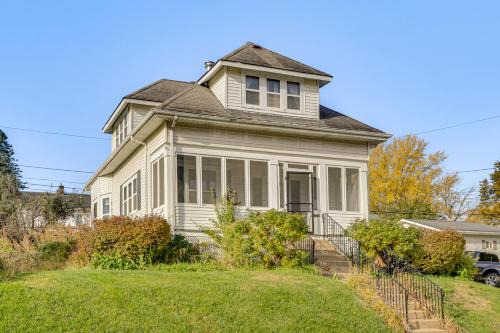Dubuque Casa | 1 Mi to Downtown Dubuque! Spacious Home