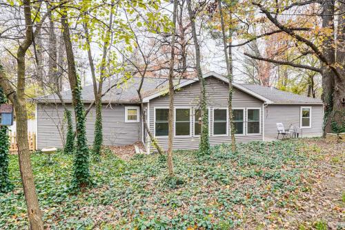 Newburgh Casa | 1 Mi to Dtwn Newburgh Quiet Home with Yard!