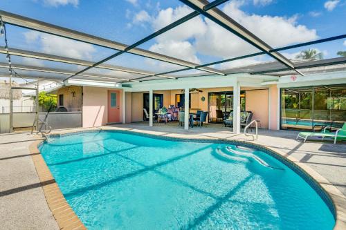 Biggar Casa | 1 Mi to Golf! Family Getaway with Pool in Fort Myers
