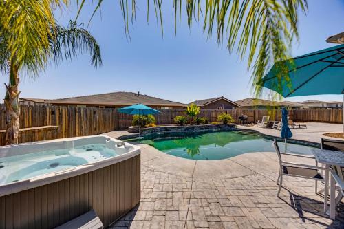 Reedley Casa | 1 Mi to Golf! Spacious and Modern Home in Dinuba
