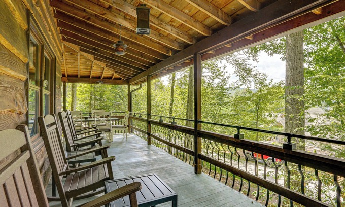 Greentown Cabina | < 1 Mi to Lake: Cabin w/ Hot Tub in Greentown!