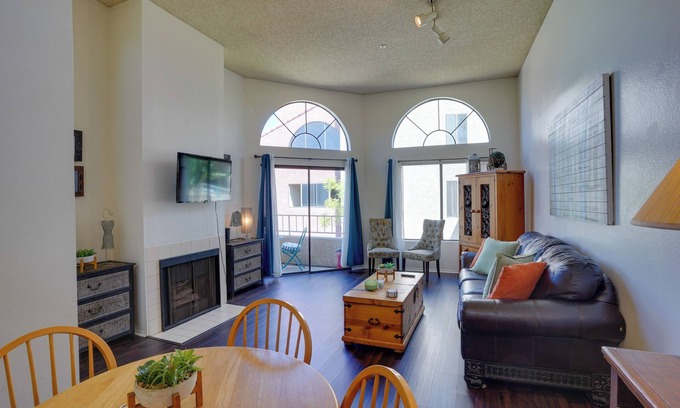 Franklin Condominio | 1 Mi to the Ocean: Long Beach Condo w/ Pool Access