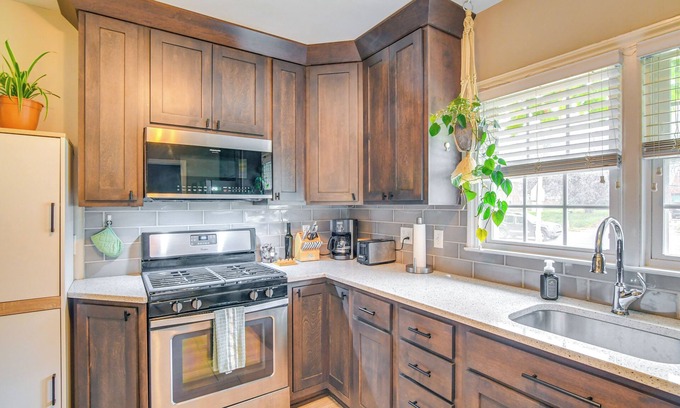 West Des Moines Casa | 1 Mi to Valley Junction: Pet-Friendly Iowa Home