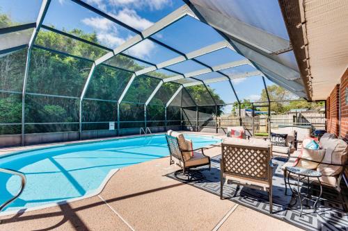 Gulf Breeze Casa | 1 Mi to Zoo Rustic Bungalow in Gulf Breeze!