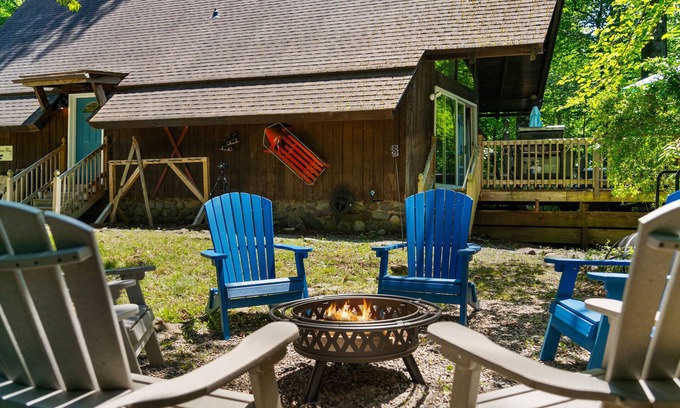Tannersville Chalet De Esquí | 1 Min to Camelback! Creekside Firepit/BBQ
